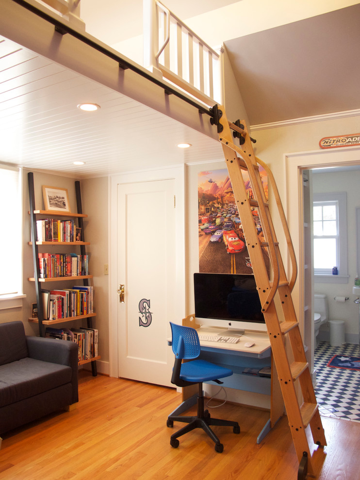 Kleines Klassisches Schlafzimmer im Loft-Style mit beiger Wandfarbe und hellem Holzboden in Seattle
