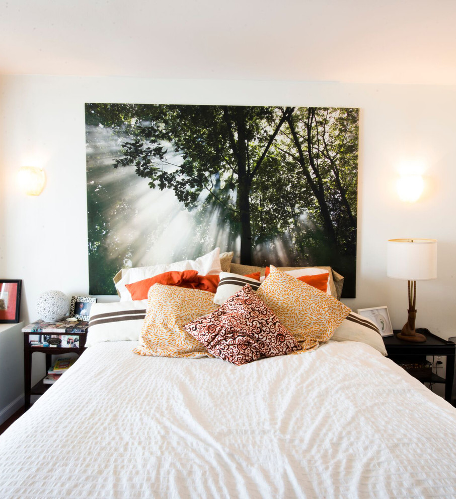 ニューヨークにある小さなエクレクティックスタイルのおしゃれな主寝室 (白い壁、無垢フローリング、暖炉なし)
