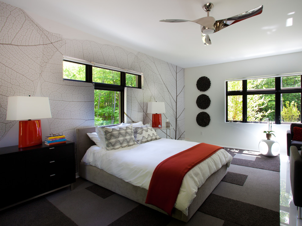 Bild på ett funkis sovrum, med flerfärgade väggar och heltäckningsmatta