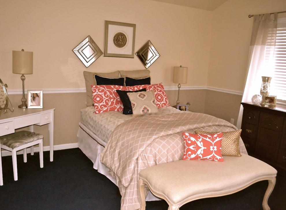Пример оригинального дизайна: гостевая спальня среднего размера, (комната для гостей) в стиле неоклассика (современная классика) с разноцветными стенами и ковровым покрытием