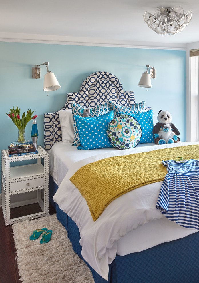 Foto di una camera da letto boho chic di medie dimensioni con pareti blu, pavimento in legno massello medio, nessun camino e pavimento marrone