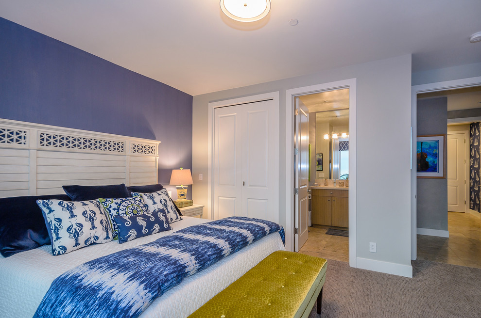 Свежая идея для дизайна: гостевая спальня среднего размера, (комната для гостей) в современном стиле с фиолетовыми стенами, ковровым покрытием и серым полом без камина - отличное фото интерьера