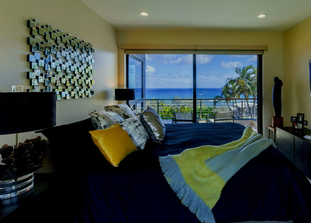 На фото: гостевая спальня среднего размера, (комната для гостей) в морском стиле с бежевыми стенами без камина