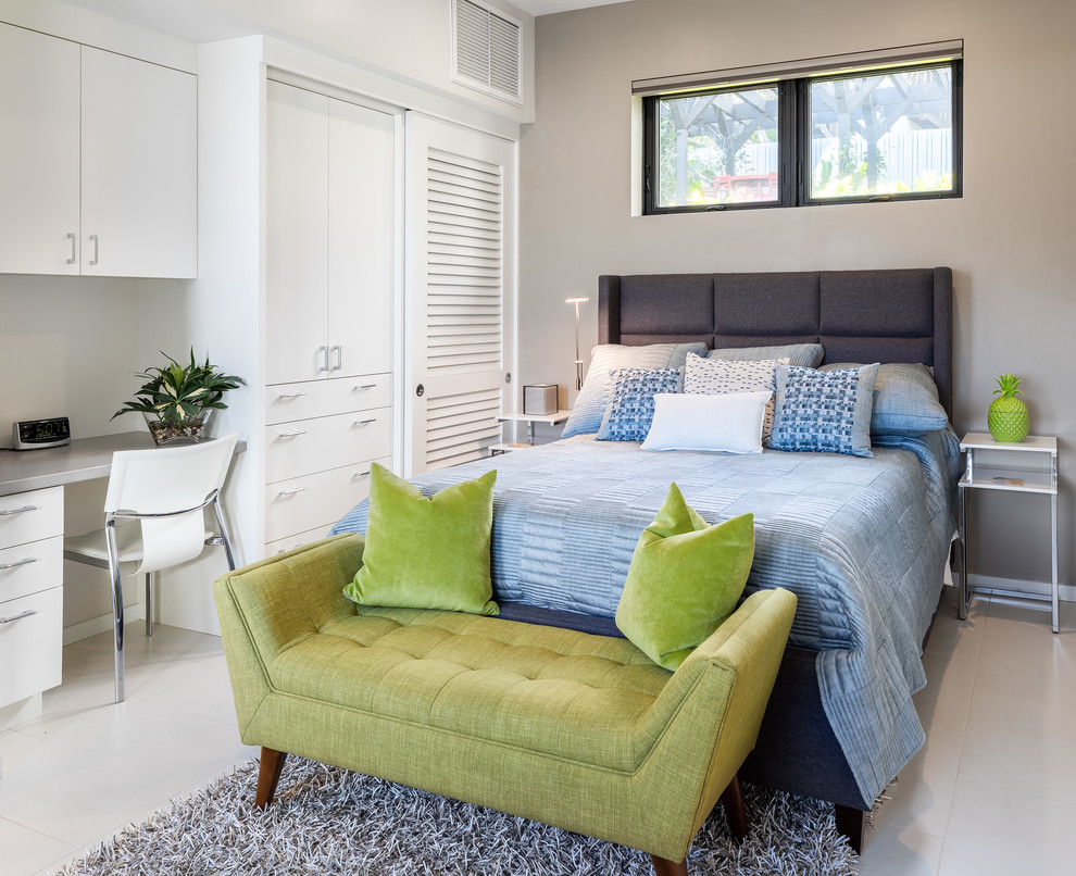 Imagen de dormitorio clásico renovado de tamaño medio sin chimenea con paredes grises, suelo de baldosas de porcelana y suelo blanco