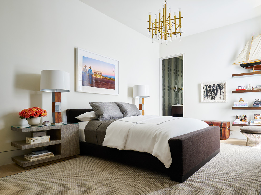 Modernes Hauptschlafzimmer ohne Kamin mit weißer Wandfarbe und hellem Holzboden in Dallas