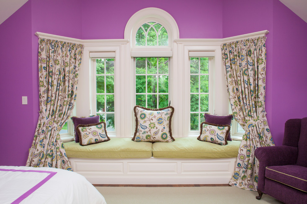 Ejemplo de habitación de invitados tradicional grande sin chimenea con paredes púrpuras y suelo de madera oscura