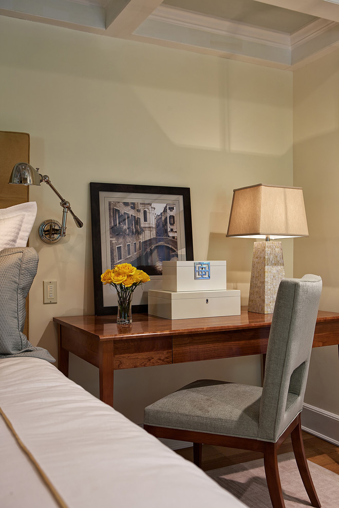 Стильный дизайн: хозяйская спальня среднего размера в стиле фьюжн с желтыми стенами, паркетным полом среднего тона, стандартным камином, фасадом камина из камня и бежевым полом - последний тренд