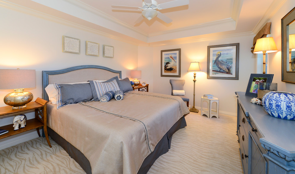 Bedroom - transitional bedroom idea in Miami