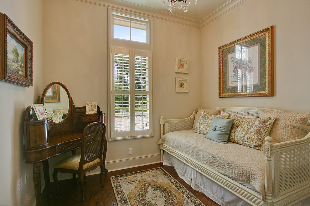 Imagen de habitación de invitados clásica con paredes beige, suelo de madera oscura y con escritorio