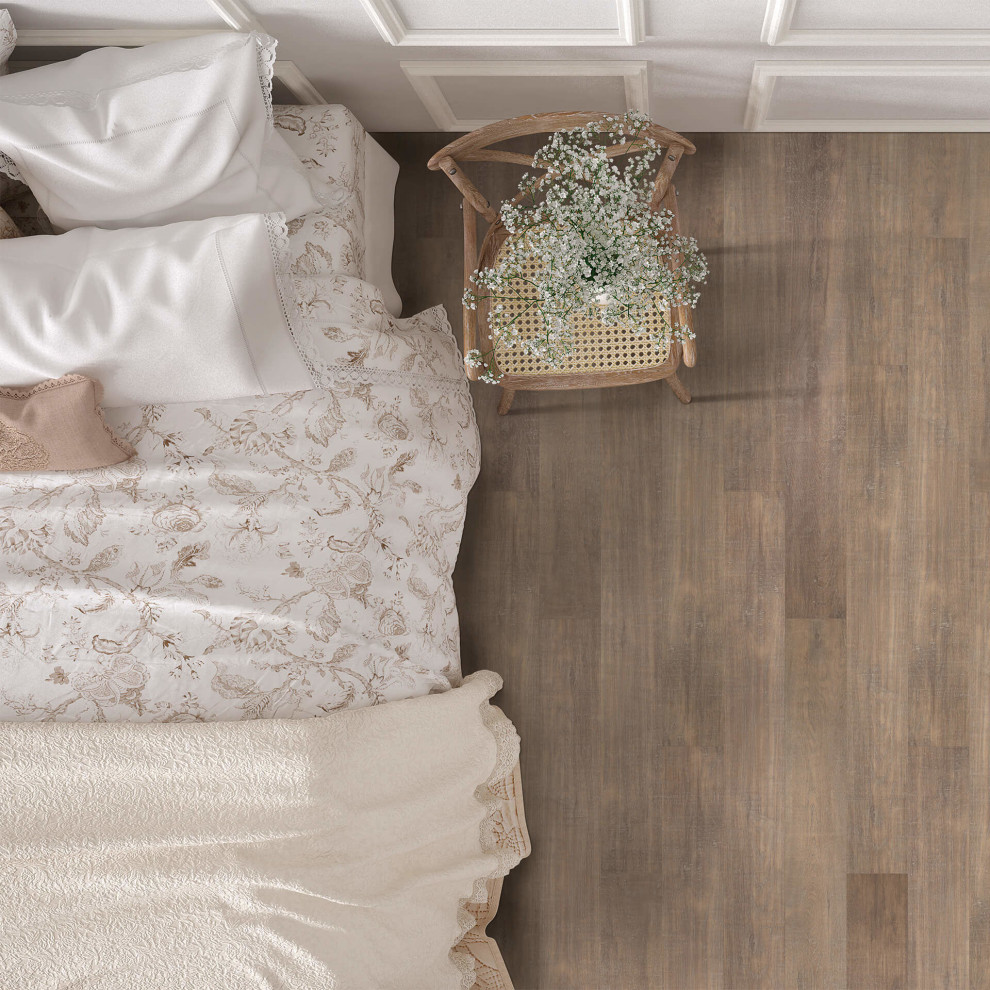 Ejemplo de dormitorio campestre con paredes blancas, suelo laminado y suelo marrón