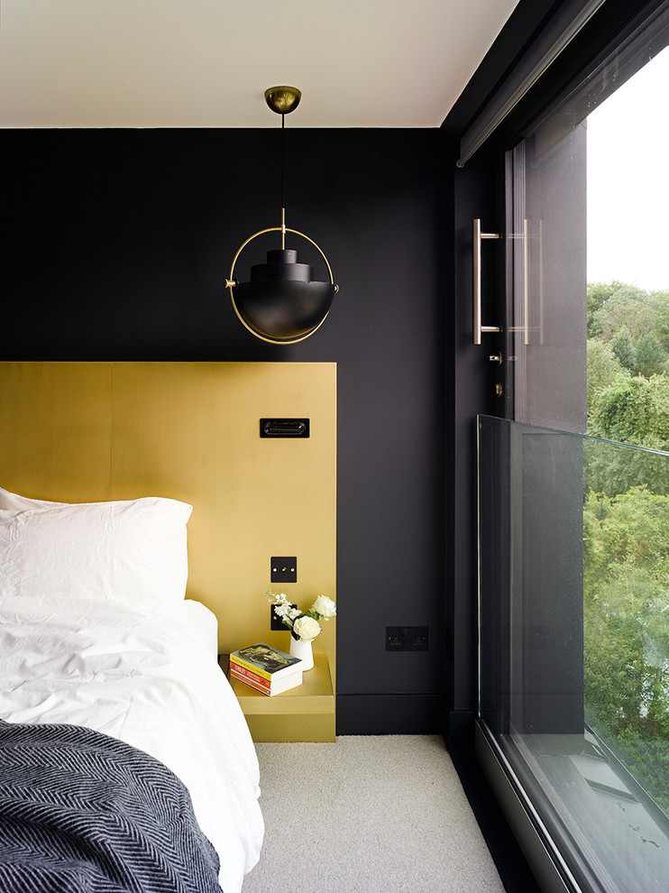 Diseño de dormitorio urbano de tamaño medio con paredes negras, moqueta y suelo gris