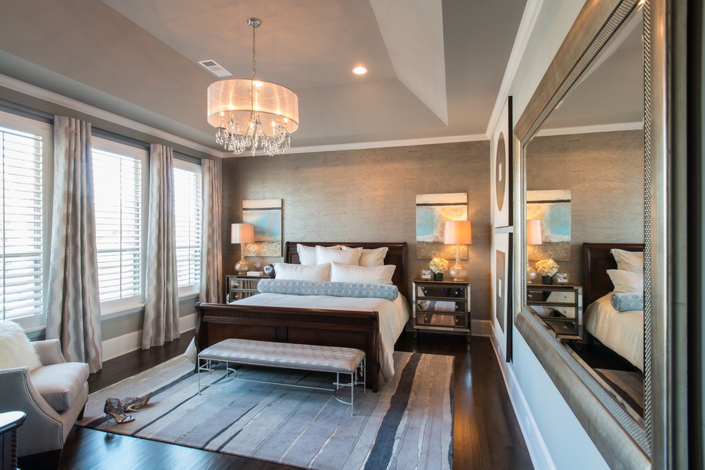 Foto de dormitorio principal clásico renovado de tamaño medio con paredes grises, suelo de madera oscura y suelo marrón