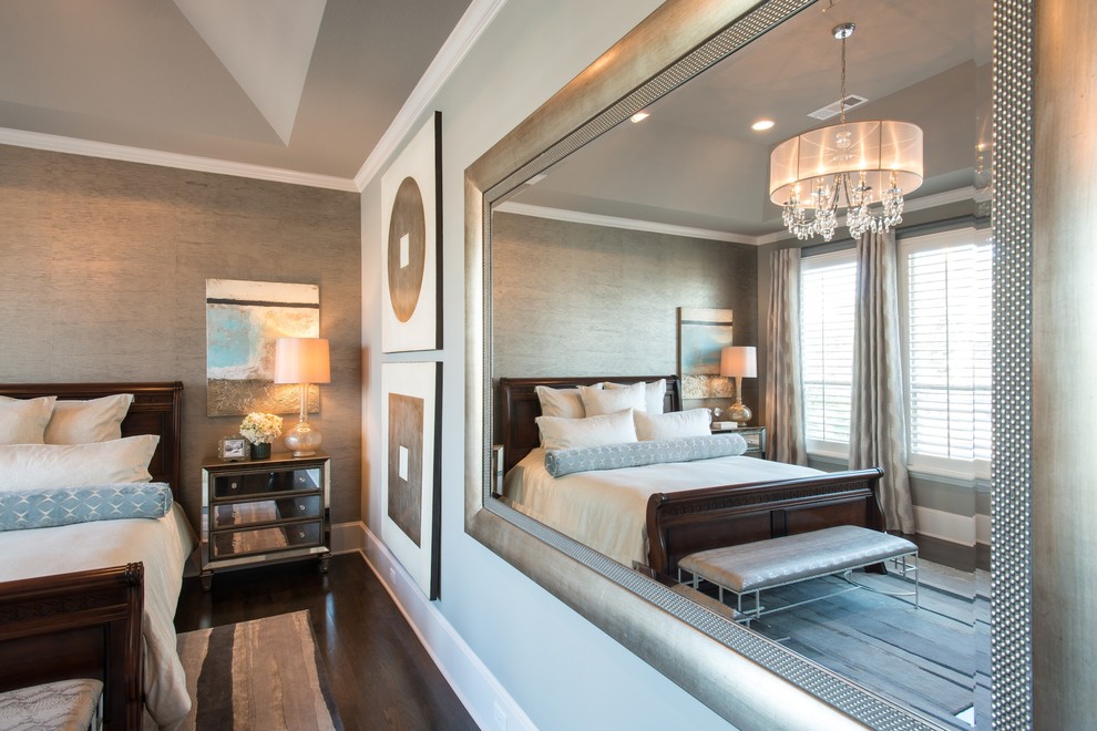 Mittelgroßes Klassisches Hauptschlafzimmer mit grauer Wandfarbe, dunklem Holzboden und braunem Boden in Dallas