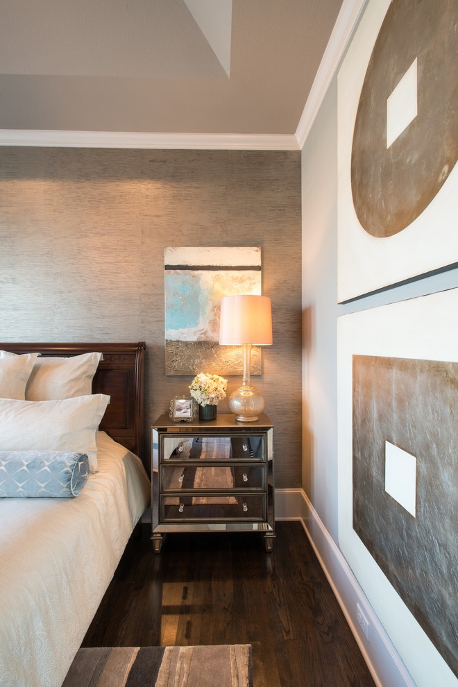 Modernes Hauptschlafzimmer mit grauer Wandfarbe in Dallas