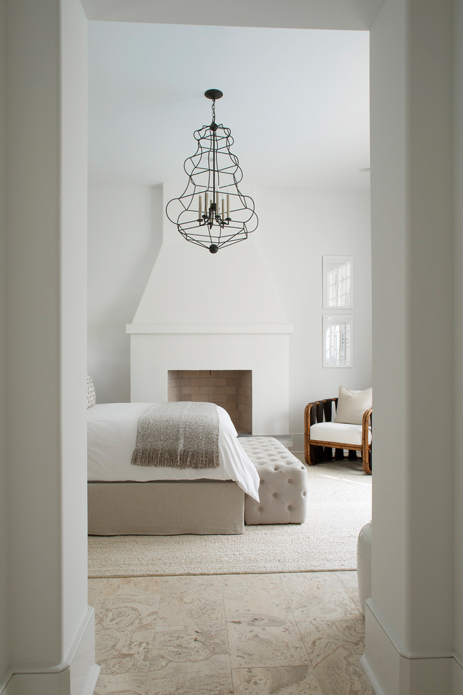 Идея дизайна: хозяйская спальня среднего размера в морском стиле с белыми стенами, стандартным камином и фасадом камина из штукатурки