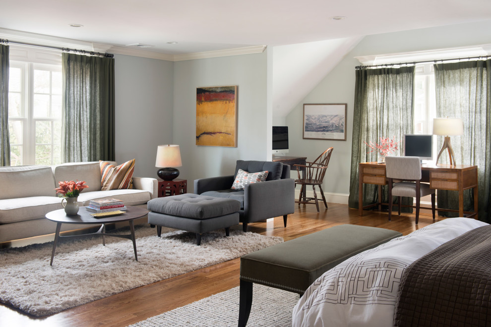 Mittelgroßes Klassisches Hauptschlafzimmer ohne Kamin mit braunem Holzboden, braunem Boden und grauer Wandfarbe in Boston