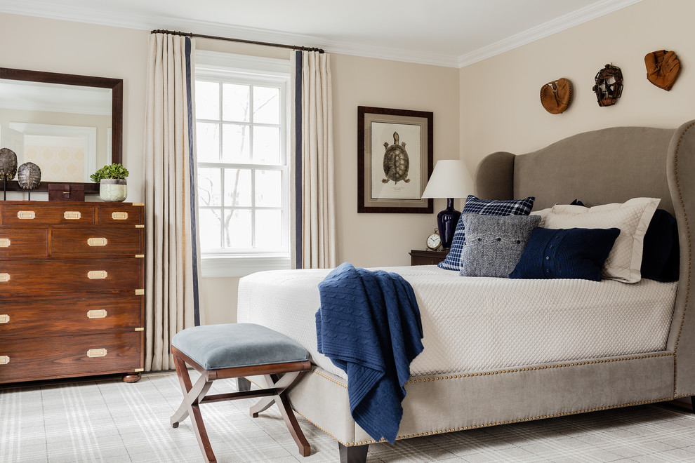 Inspiration för ett vintage sovrum, med beige väggar och heltäckningsmatta