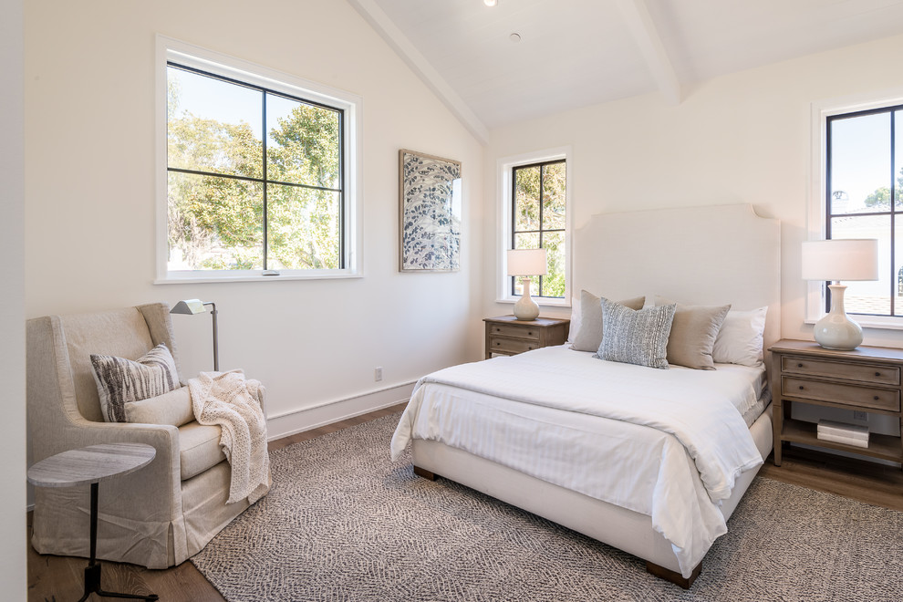 Idee per una camera da letto country con pareti beige e parquet scuro