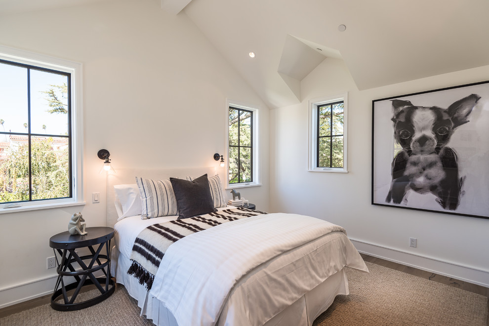 Immagine di una camera da letto chic con pareti bianche e parquet scuro