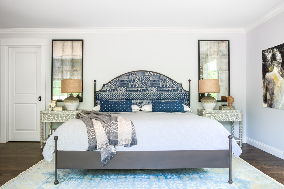 Imagen de dormitorio principal de estilo de casa de campo con paredes azules y suelo de madera oscura