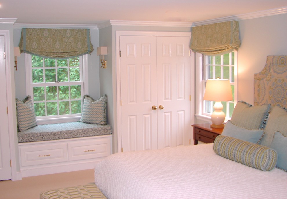 Imagen de dormitorio principal tradicional renovado sin chimenea con paredes azules y moqueta