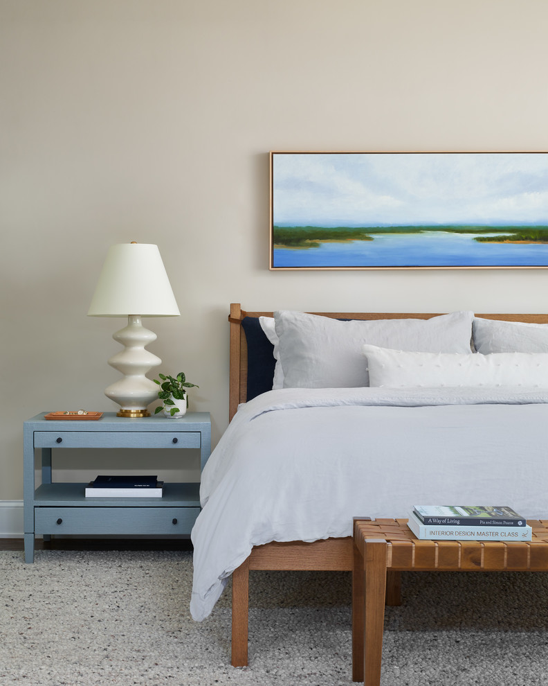 Modelo de dormitorio costero sin chimenea con paredes beige