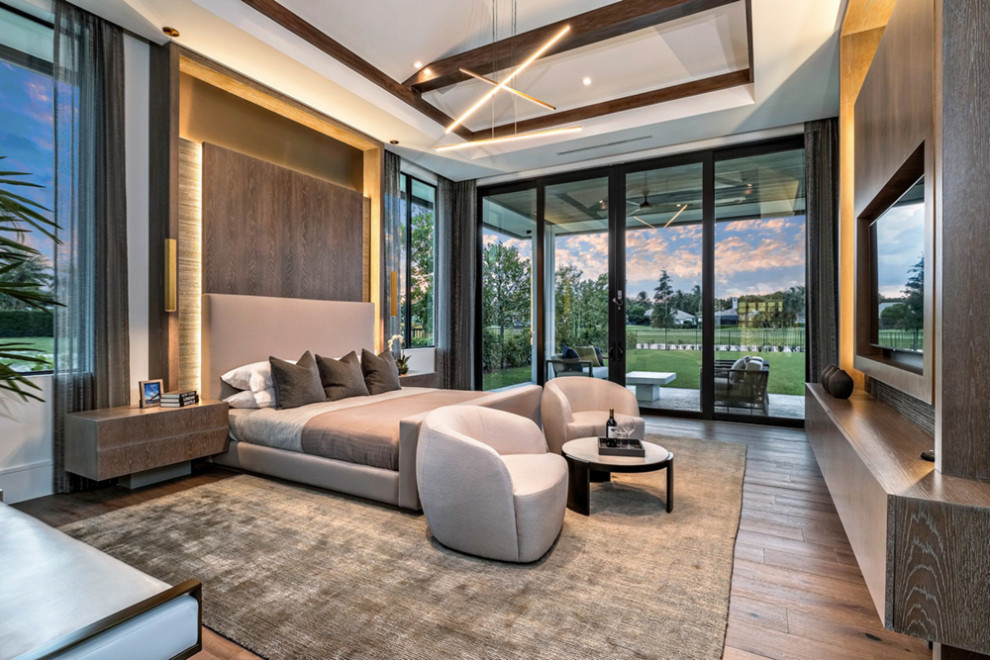 Geräumiges Modernes Hauptschlafzimmer mit grauem Boden in Miami
