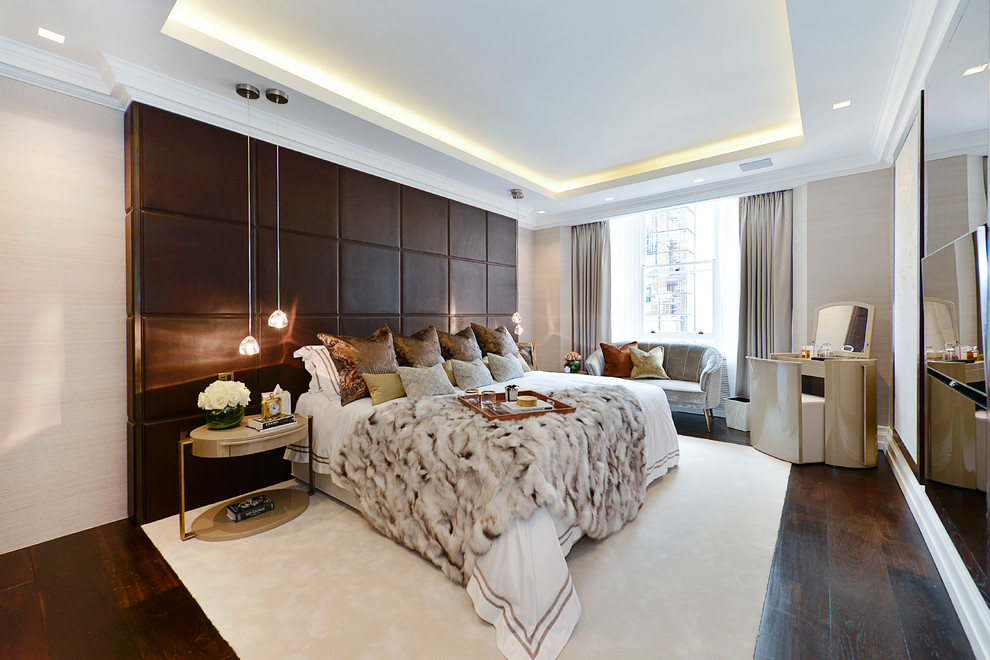Immagine di una camera da letto contemporanea di medie dimensioni con pareti beige, parquet scuro e pavimento marrone