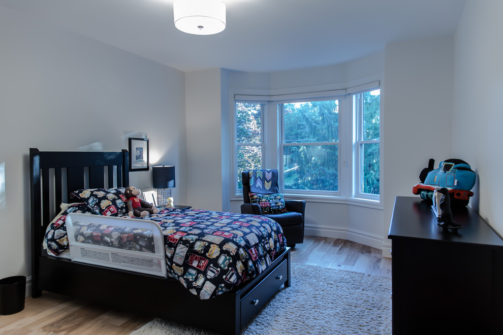 Стильный дизайн: гостевая спальня среднего размера, (комната для гостей) в стиле модернизм с бежевыми стенами и светлым паркетным полом - последний тренд