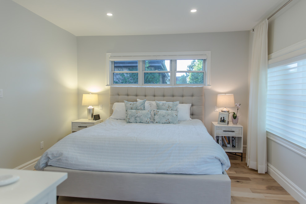 Idées déco pour une chambre parentale moderne de taille moyenne avec un mur beige et parquet clair.