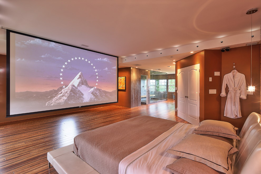 Пример оригинального дизайна: большая хозяйская спальня в современном стиле с коричневыми стенами, полом из винила, коричневым полом и телевизором без камина