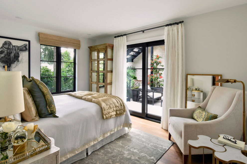 Ejemplo de habitación de invitados clásica renovada de tamaño medio sin chimenea con paredes blancas, suelo de madera clara y suelo marrón