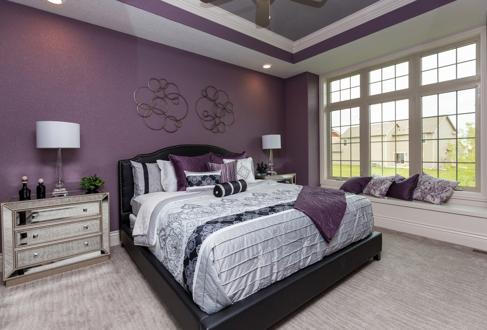 他の地域にあるトランジショナルスタイルのおしゃれな主寝室 (紫の壁、カーペット敷き) のレイアウト