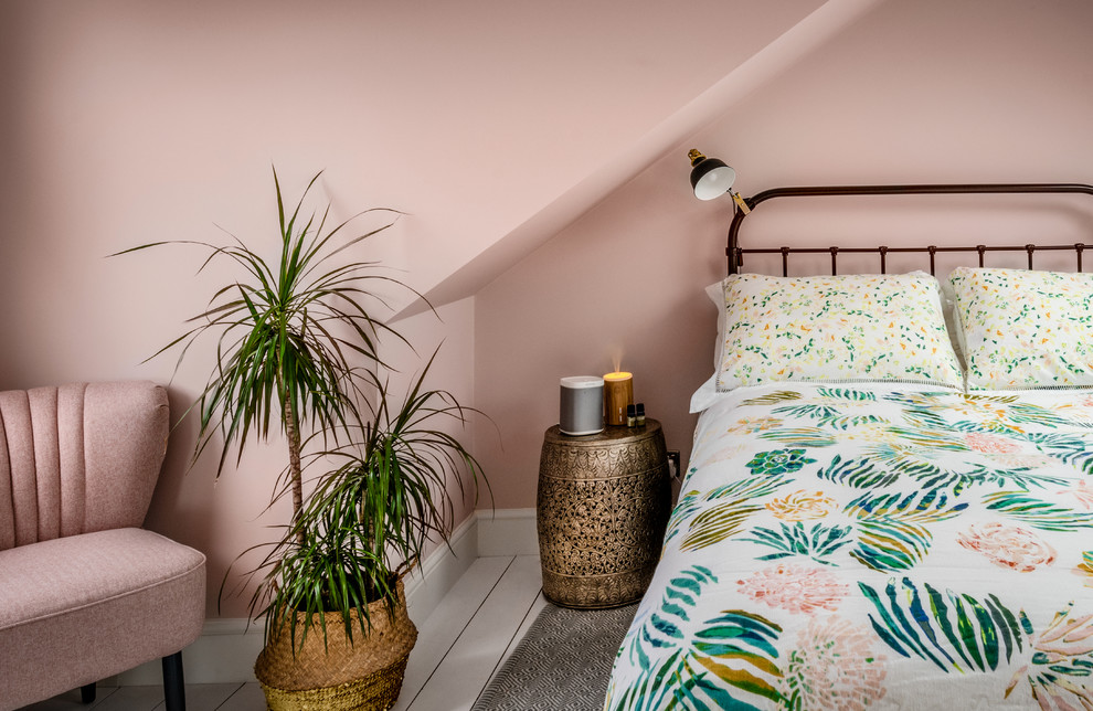 Стильный дизайн: маленькая спальня в современном стиле с розовыми стенами для на участке и в саду - последний тренд