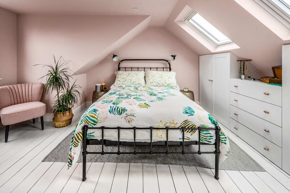 Immagine di una piccola camera da letto tradizionale con pareti rosa, pavimento in legno verniciato e pavimento bianco