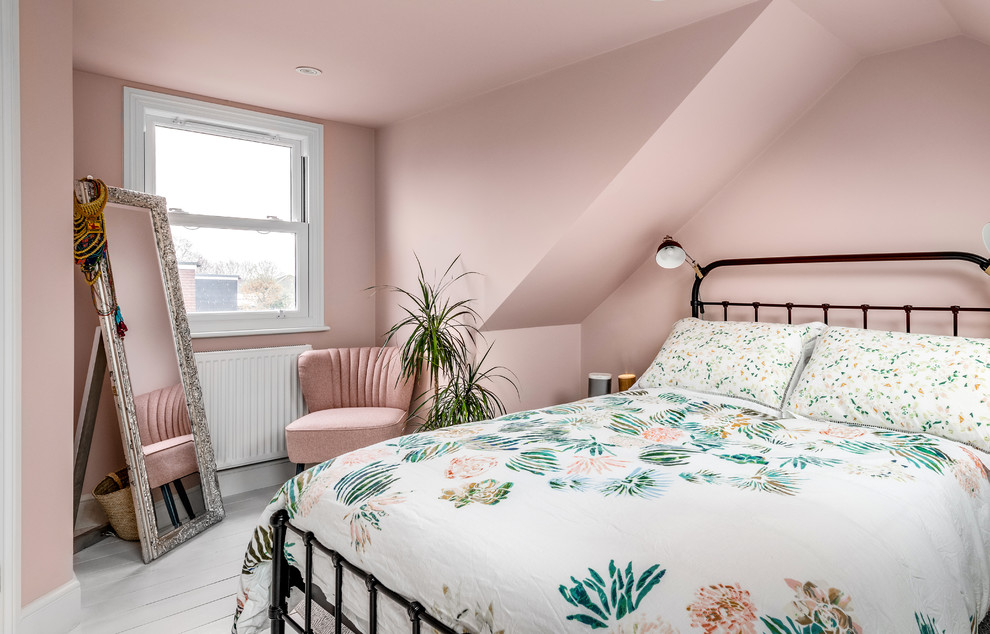 Источник вдохновения для домашнего уюта: маленькая спальня в современном стиле с розовыми стенами для на участке и в саду