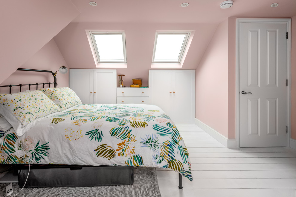 Пример оригинального дизайна: маленькая спальня в современном стиле с розовыми стенами для на участке и в саду