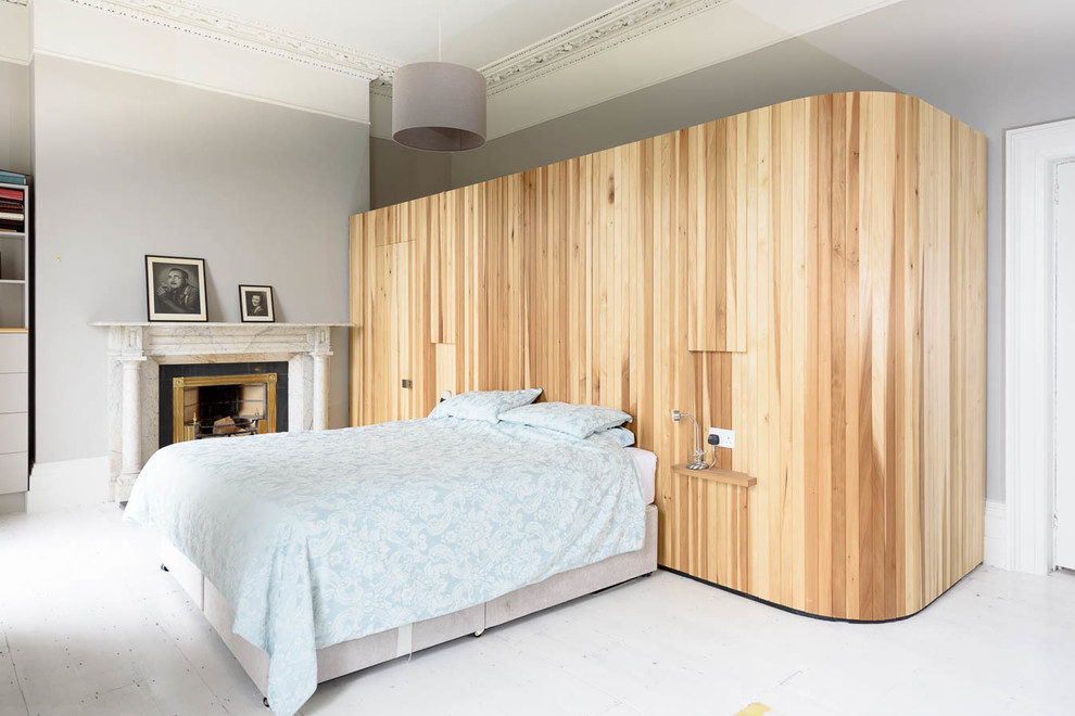 Mittelgroßes Modernes Schlafzimmer mit bunten Wänden in Dublin