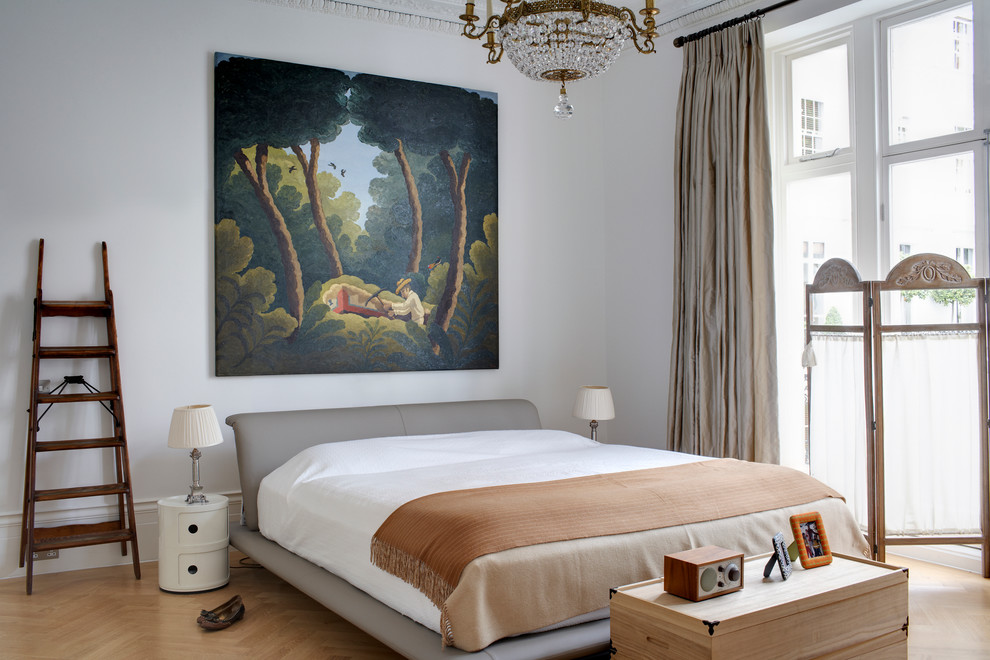 ロンドンにあるトラディショナルスタイルのおしゃれな寝室のレイアウト