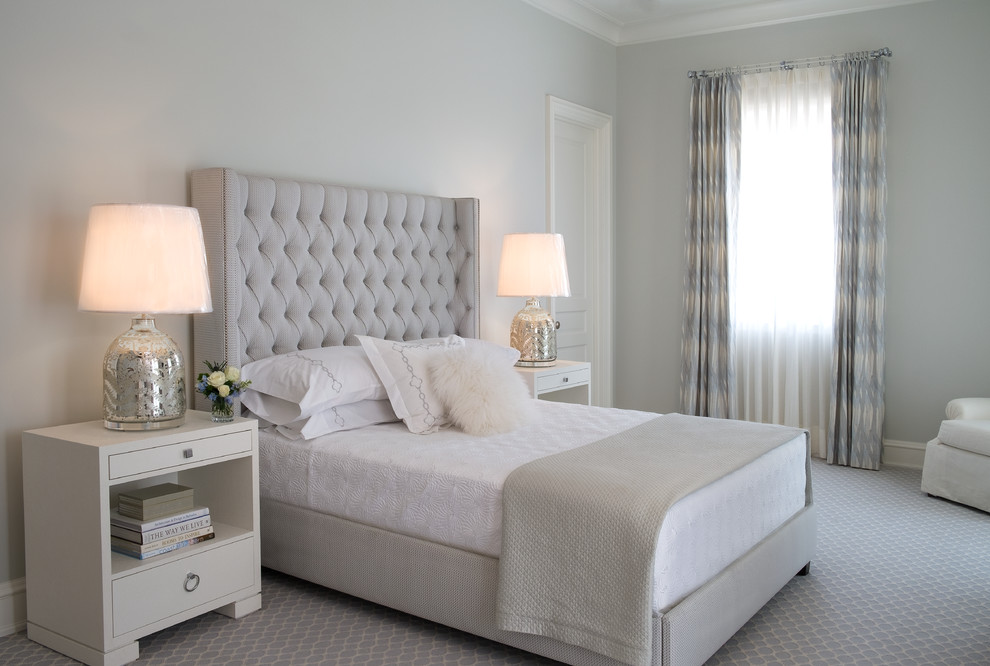 マイアミにあるトランジショナルスタイルのおしゃれな寝室 (グレーの壁、カーペット敷き、照明) のインテリア