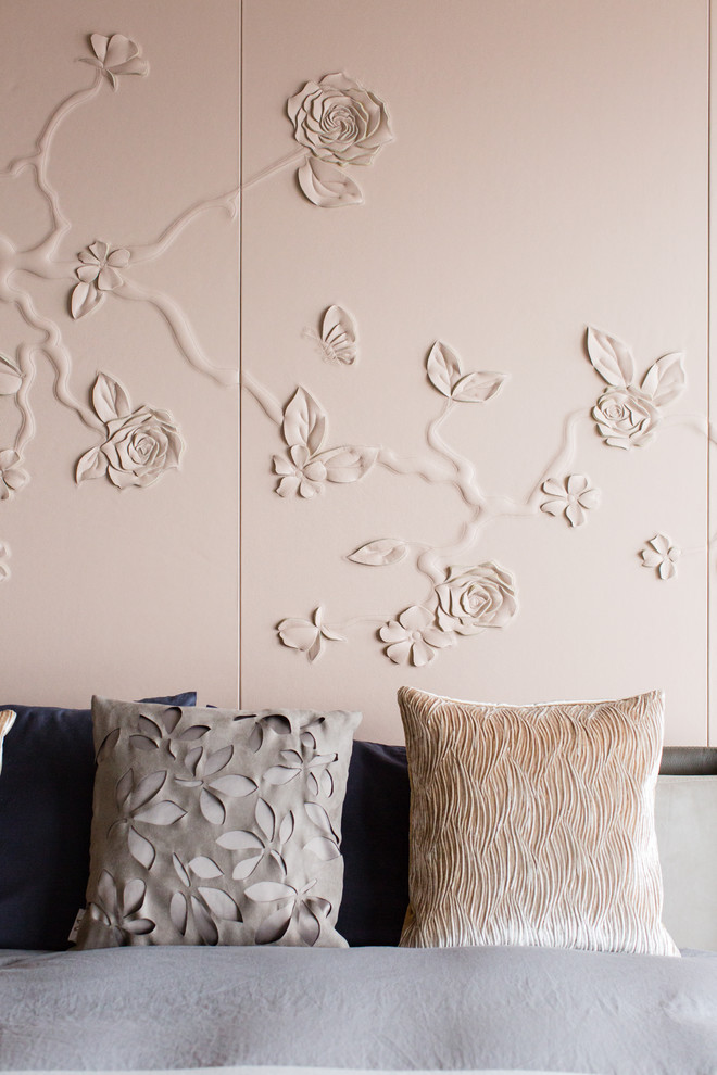Источник вдохновения для домашнего уюта: спальня в стиле модернизм с розовыми стенами