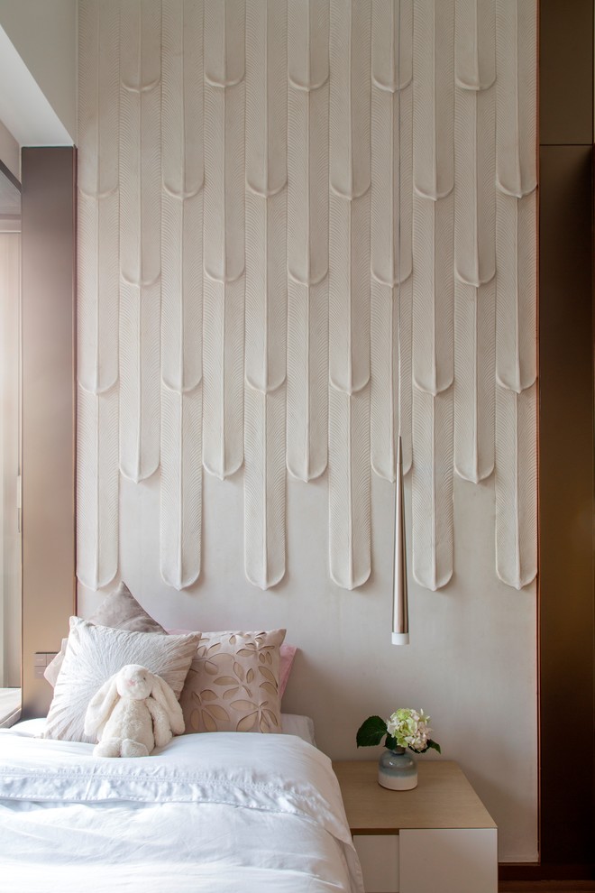 Стильный дизайн: спальня в стиле модернизм с розовыми стенами и полом из фанеры - последний тренд