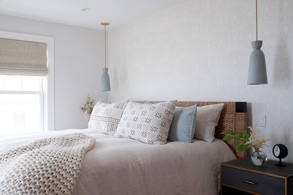 ポートランド(メイン)にある中くらいなビーチスタイルのおしゃれな主寝室 (白い壁、無垢フローリング、ベージュの床) のインテリア
