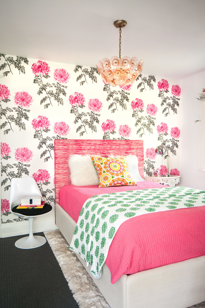 Immagine di una camera da letto design con pareti multicolore e moquette