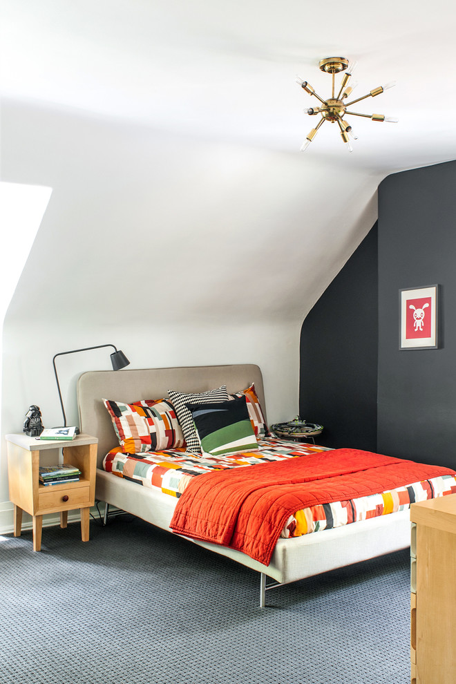 Modelo de dormitorio contemporáneo sin chimenea con paredes negras y moqueta