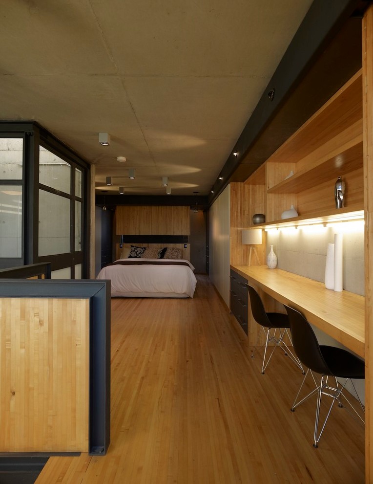 Diseño de dormitorio tipo loft industrial de tamaño medio con suelo de madera clara y suelo beige