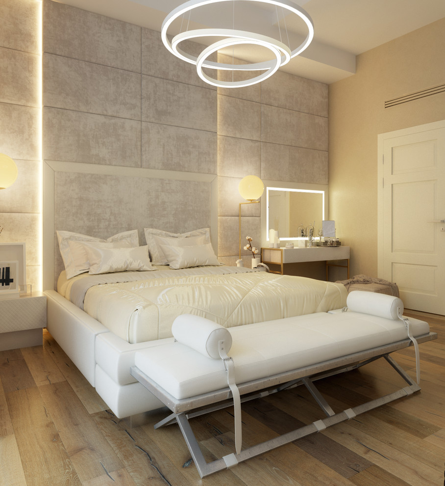 Imagen de dormitorio principal actual grande con paredes beige, suelo de madera en tonos medios y suelo marrón