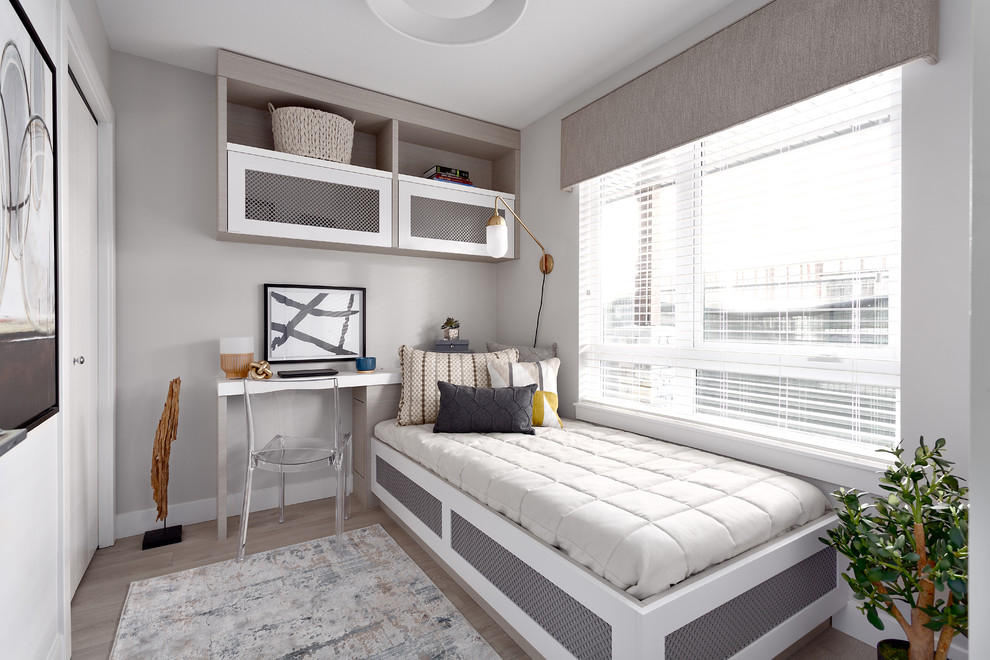 Maritimes Schlafzimmer mit grauer Wandfarbe, hellem Holzboden und grauem Boden in Vancouver