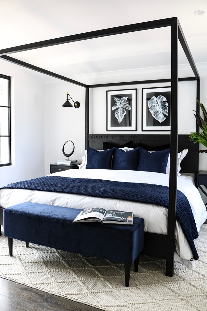 パースにあるコンテンポラリースタイルのおしゃれな寝室 (白い壁、濃色無垢フローリング、茶色い床)