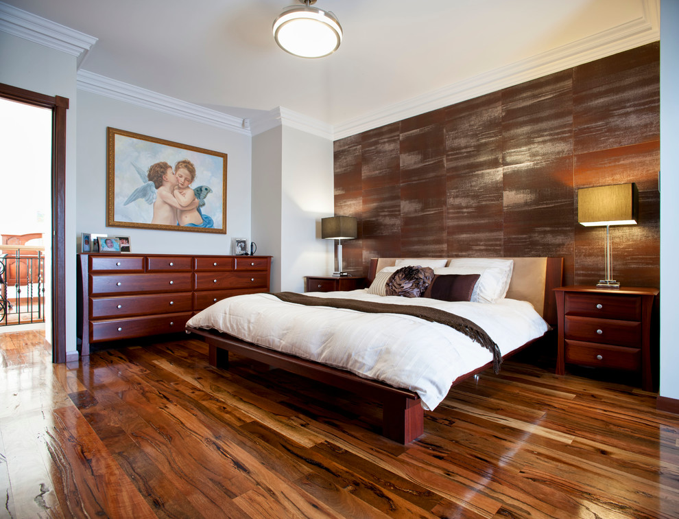 Immagine di una camera da letto minimal di medie dimensioni con pareti marroni, pavimento in legno massello medio e pavimento marrone